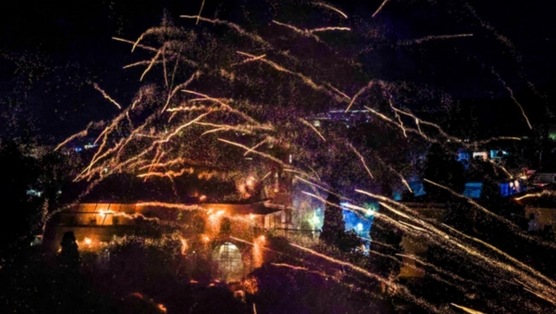 Τουλάχιστον 14 οι τραυματίες από την ρίψη βεγγαλικών - Εκατοντάδες κατασχέσεις και συλλήψεις στην Ανάσταση