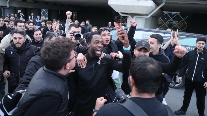 Οι οπαδοί του ΠΑΟΚ αποθέωσαν την αποστολή μετά την πρόκριση στους τελικούς του FIBA Europe Cup!