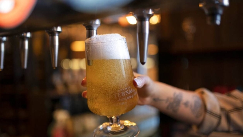 Πολυτέλεια η έξοδος «για μια μπύρα» στην Ελλάδα: Βουτιά στην κατανάλωση παρά τα ρεκόρ στον τουρισμό