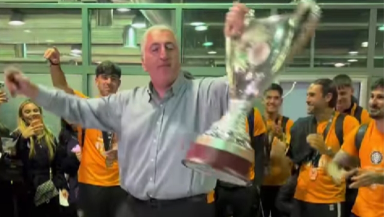 Μπούσης: Χόρεψε «Νύχτα ξελογιάστρα» στο αεροδρόμιο με το Κύπελλο 