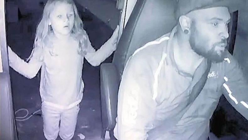 Ηχητικό ντοκουμέντο της φρίκης: Ο κούριερ τραγουδούσε «τρίγωνα κάλαντα», ενώ δολοφονούσε την 7χρονη Αθηνά (vid)