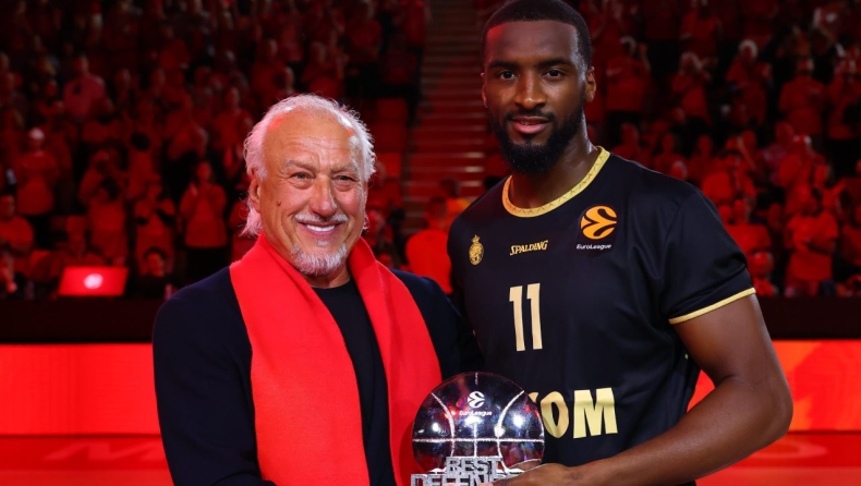 Ντιάλο: Παρέλαβε το βραβείο του καλύτερου αμυντικού