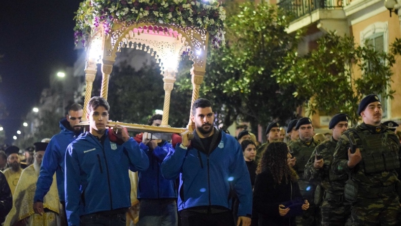 Παίκτες της εθνικής ομάδας πόλο στην περιφορά του Επιταφίου στην Αλεξανδρούπολη