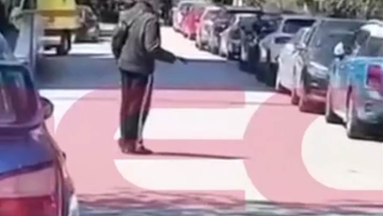 Βίντεο ντοκουμέντο: Η στιγμή που ασθενής βγάζει όπλο στο προαύλιο του Κρατικού Νικαίας