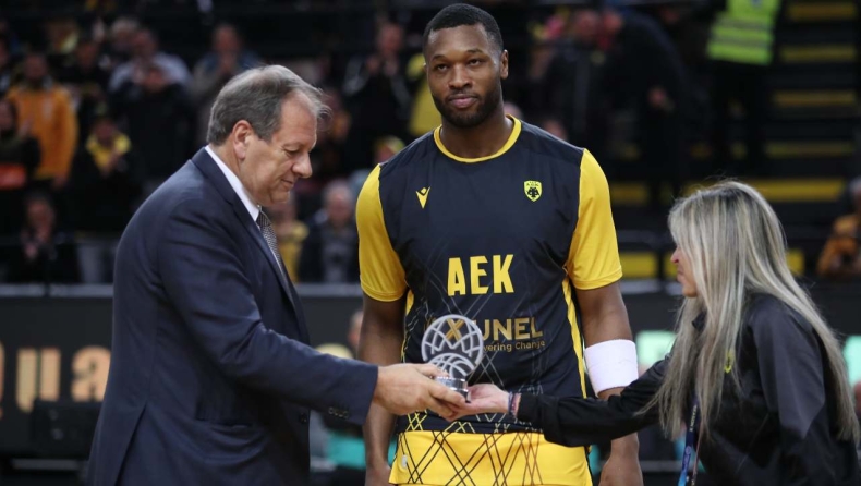 ΑΕΚ: Ο Γκρέι πήρε το βραβείο του MVP της φάσης των 16 από τον Μάκη Αγγελόπουλο μέσα σε αποθέωση