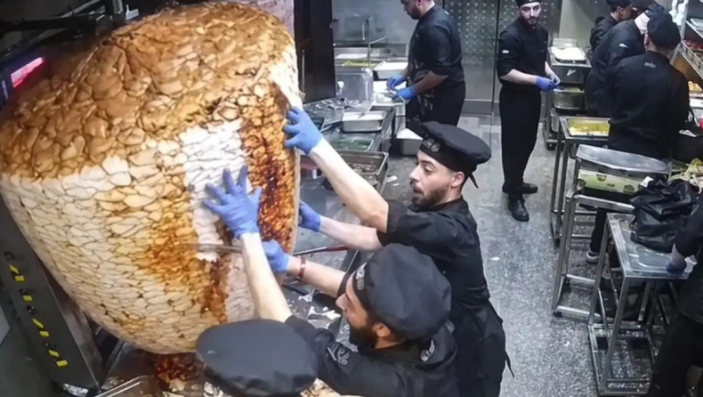 Σουβλατζήδες παραλίγο να «πέσουν» ένδοξα: Τεράστιος γύρος πήγε να τους καταπλακώσει (vid)