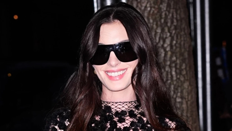 Η Αν Χάθαγουεϊ υιοθέτησε την naked dress αισθητική με ένα φόρεμα όλο μαύρη δαντέλα