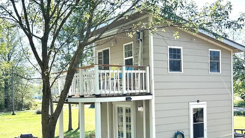 Έχτισε σπίτι με μόλις 45.000 δολάρια και τώρα περιμένει κέρδος 15.000 το χρόνο: Τον λες και επιχειρηματία της χρονιάς