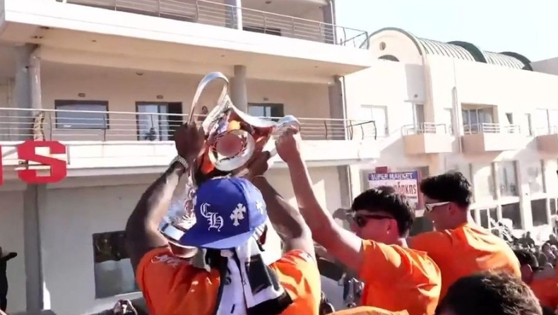 ΟΦΗ: Οι παίκτες στο πούλμαν σηκώνουν το τρόπαιο με μπύρες στα χέρια