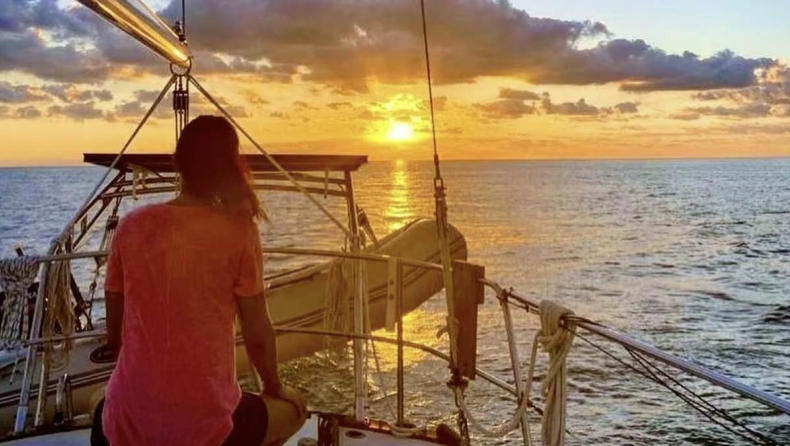 Έμεινε χήρα στα 26 και άλλαξε τα πάντα: Σήμερα ζει σε ιστιοπλοϊκό με 1.100€ τον μήνα