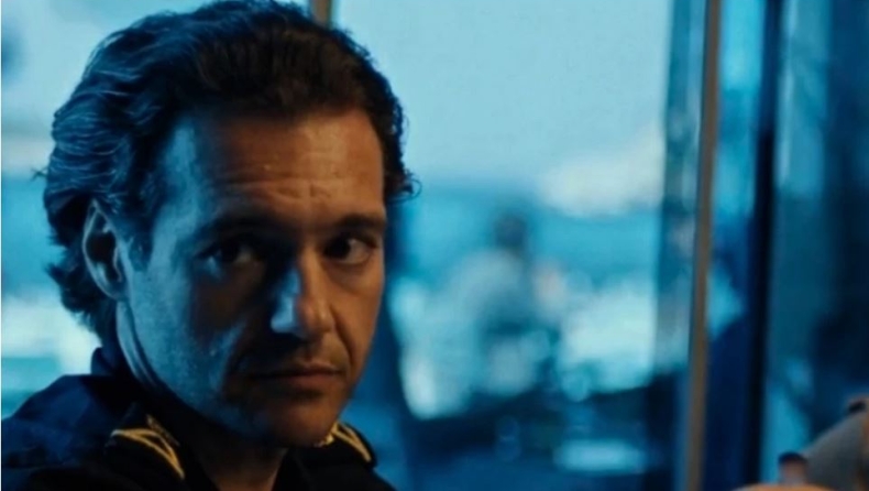 Θάνος Τοκάκης: «Ο σύγχρονος άνθρωπος δεν θέλει να κοιτάζει τον εαυτό του στον καθρέφτη, τον ενοχλεί πολύ»