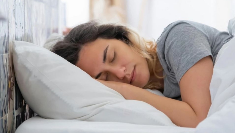 Κοιμάσαι ανάσκελα, μπρούμυτα ή στο πλάι; Τι λέει η επιστήμη για την προσωπικότητά σου