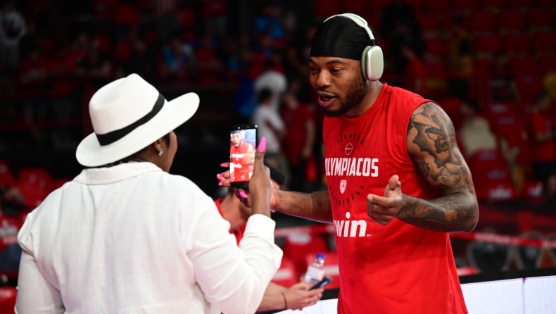 Ολυμπιακός - Μονακό: Η μητέρα του Τζόουνς έτοιμη για το Game 3 με το... καπελάκι της!