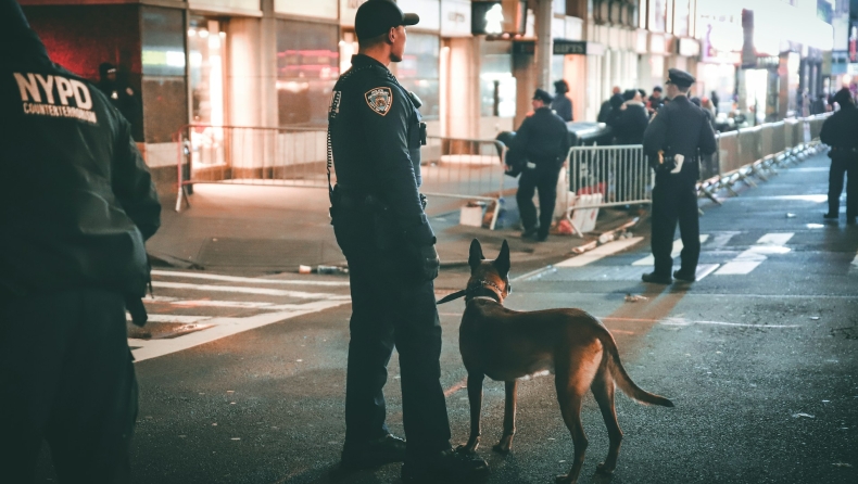 Οικογένεια μεταναστών χωρίζεται από την αστυνομία των ΗΠΑ και η εικόνα αυτή πήρε το βραβείο του World Press Photo 2026