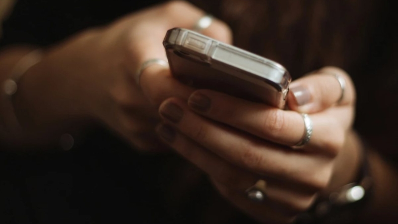 Γιατί αφήνουμε μηνύματα στο «διαβάστηκε»: Η ψυχολογία πίσω από το «δεν απαντάω τώρα»