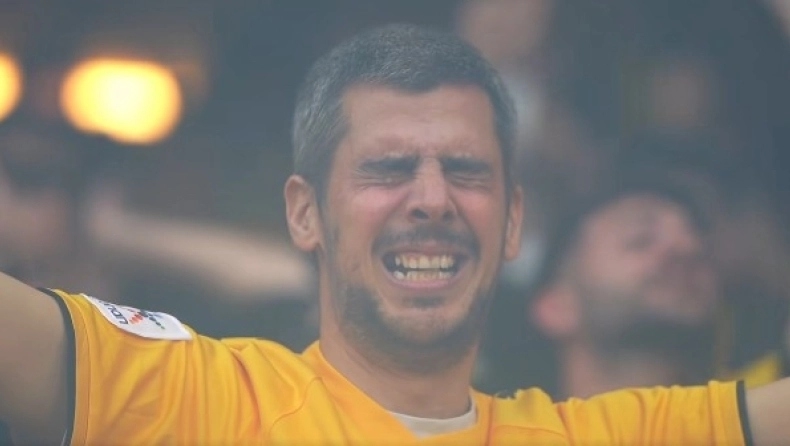 Ο οπαδός της ΑΕΚ που έγινε viral για τα δάκρυά του στο ματς με τον ΠΑΟΚ: «Λέω... μπλέξαμε, μην το δει η γυναίκα μου»