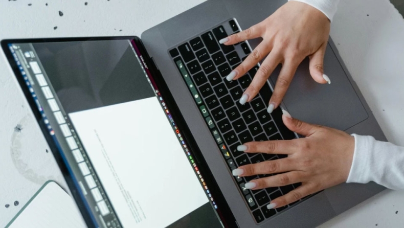 Πώς να κάνεις digital declutter και να πάρεις πίσω τον έλεγχο της καθημερινότητάς σου