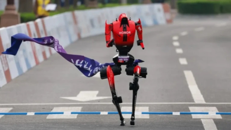 Ιστορική στιγμή στην Κίνα: Ρομπότ έσπασε το παγκόσμιο ρεκόρ Ημιμαραθωνίου κατά επτά λεπτά (vid)