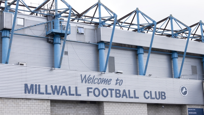 Μίλγουολ: Το φάουλ σε φυλλάδιο για τον ρατσισμό που την εξαγρίωσε