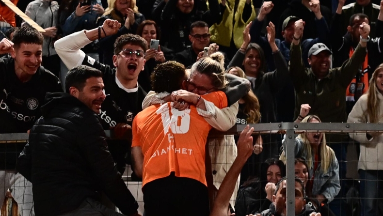 ΠΑΟΚ - ΟΦΗ (Τελικός): Ο επικός πανηγυρισμός του Νους με τη σκαρφαλωμένη μητέρα του στα κάγκελα!