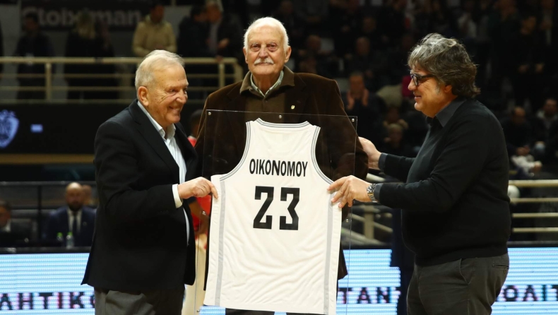ΠΑΟΚ: Βραβεύτηκε ο Γιώργος Οικονόμου προκαλώντας συγκίνηση