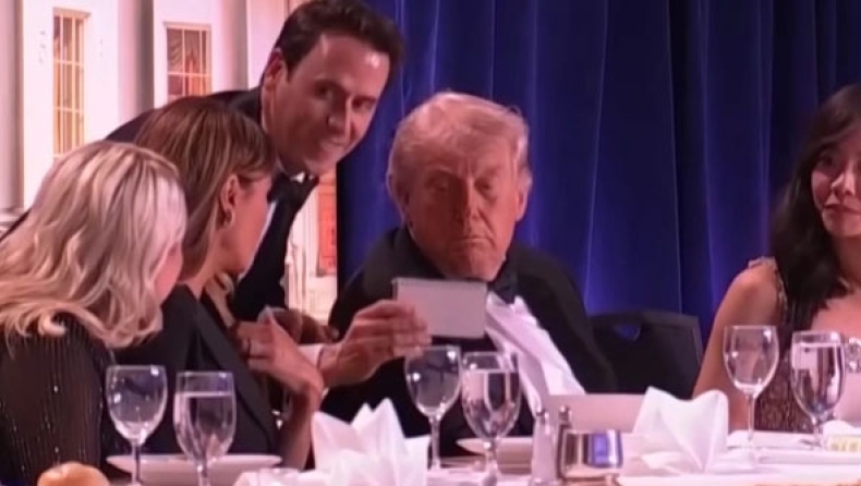 Ποιος είναι ο άνδρας δίπλα στον Τραμπ και τι έγραφε το μυστηριώδες χαρτάκι δευτερόλεπτα πριν από τους πυροβολισμούς