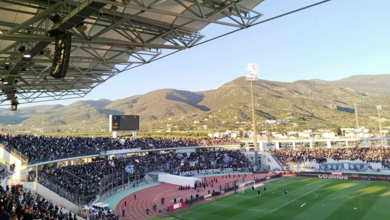 ΠΑΟΚ - ΟΦΗ (Τελικός): Ρίγη συγκίνησης στο Πανθεσσαλικό, στεφάνια των Κρητικών για τους αδικοχαμένους οπαδούς