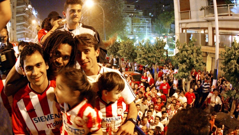 Πατσατζόγλου: «Δεν μας κυνηγούσε κανένας εμάς στον Ολυμπιακό, παίρναμε τα πρωταθλήματα 20 βαθμούς μπροστά» (vid)