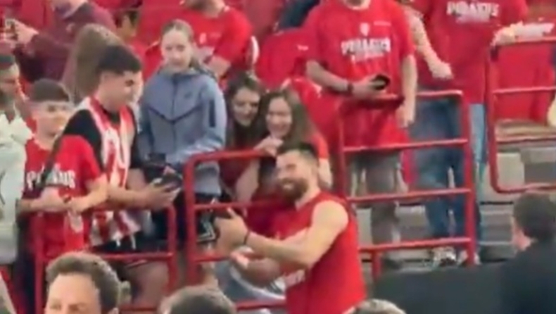 Ολυμπιακός - Μονακό: O Πίτερς φωτογραφήθηκε και μοίρασε αυτόγραφα στους φίλους των «ερυθρόλευκων»