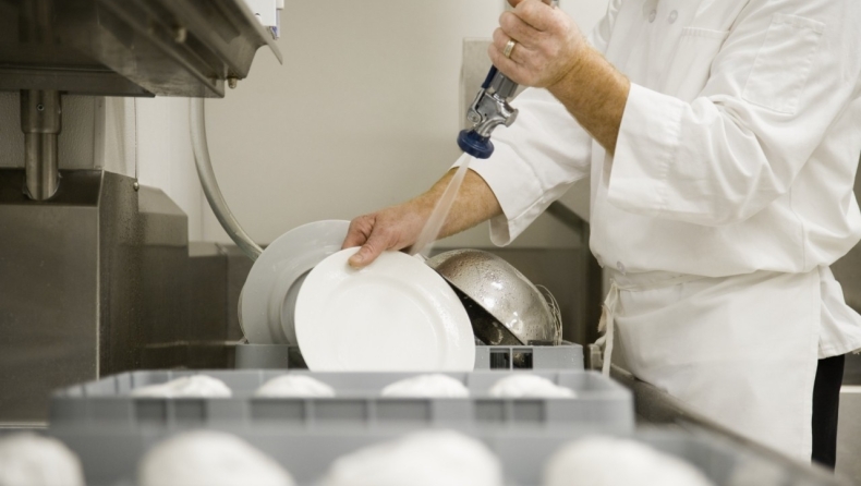 Κρίση στον χώρο της εστίασης: Γιατί κανείς δεν θέλει να πλύνει πιάτα