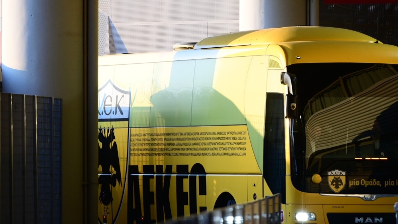 Ολυμπιακός - ΑΕΚ: Με μηχανοκίνητη πορεία οι οπαδοί της Ένωσης συνόδευσαν το πούλμαν στην αναχώρηση για Φάληρο