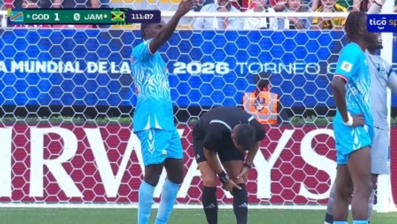 Σπαρακτικές εικόνες στο Κονγκό - Τζαμάικα: Ο διαιτητής του αγώνα τραυματίστηκε στο γόνατο και ξέσπασε σε κλάματα