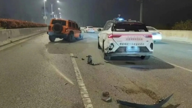 Κίνα: Πάνω από 100 ρομποταξί έμειναν ταυτόχρονα στη μέση του δρόμου - Έως και ώρα εγκλωβισμένοι οι επιβάτες