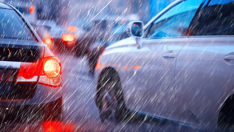 7 Tips για ασφαλή οδήγηση στη βροχή
