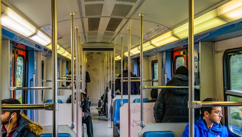 Πόσοι κοιτάζουν την οθόνη του διπλανού τους σε δημόσιο χώρο