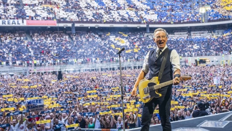 Ο Μπρους Σπρίνγκστιν διέκοψε τη συναυλία του και επιτέθηκε στον Τραμπ: «Η Αμερική βρίσκεται στα χέρια διεφθαρμένης διοίκησης»