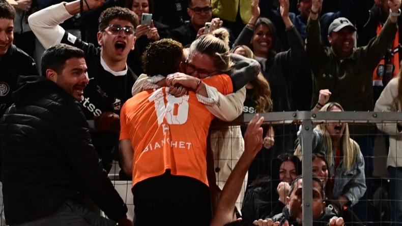 ΠΑΟΚ - ΟΦΗ (Τελικός): Ο επικός πανηγυρισμός του Νους με τη σκαρφαλωμένη μητέρα του στα κάγκελα!