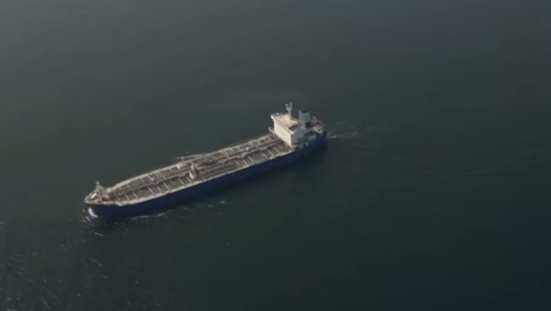 Πόλεμος στη Μέση Ανατολή: Ιρανικά σκάφη άνοιξαν πυρ εναντίον πετρελαιοφόρου στα Στενά του Ορμούζ