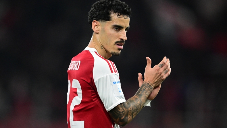  Ολυμπιακός: Ο Τσικίνιο φόρεσε φανέλα Εθνικής και ευχήθηκε χρόνια πολλά στα ελληνικά