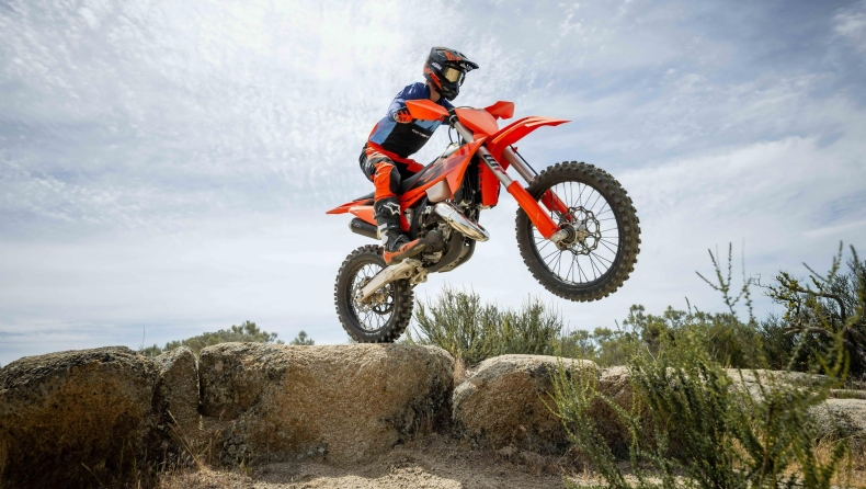 KTM XC και XC-F 2027: Κάτι ανάμεσα σε Μοτοκρός και Εντούρο (vid)