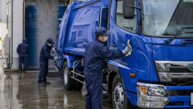 Γιατί οι Ιάπωνες καθαρίζουν καθημερινά τα απορριμματοφόρα: Το σύστημα που μας... βάζει τα γυαλιά