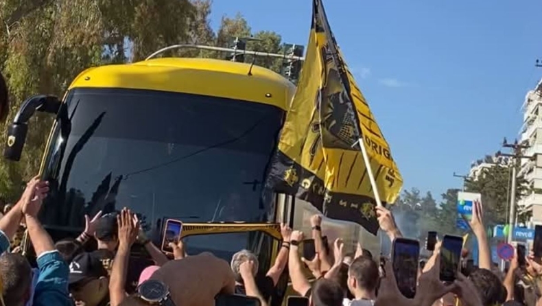 ΑΕΚ: «Πανικός» και «νάτοι, νάτοι οι πρωταθλητές» στην άφιξη της αποστολής στη Νέα Φιλαδέλφεια!