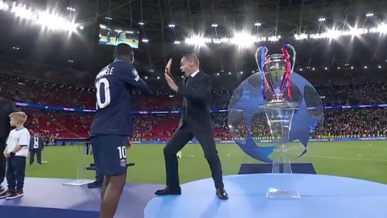Τελικός Champions League 2026: Ο Τσέφεριν πήγε να δώσει την κούπα σε λάθος παίκτη