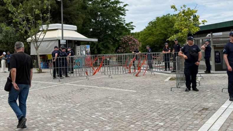 Κομφούζιο στο Θησείο: Η ΕΛΑΣ λέει στους οπαδούς της Φενέρ να επιβιβαστούν στους συρμούς, εκείνοι απαντούν ότι δεν έχουν ακόμα εισιτήρια!