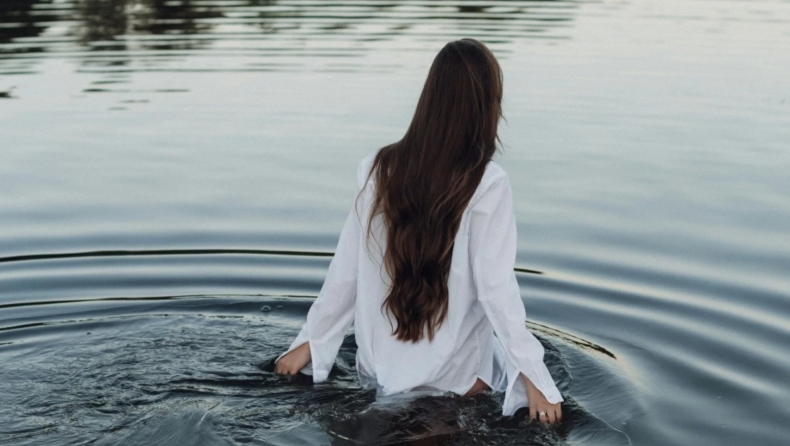 Όταν ο φόβος της απόρριψης σε κάνει να αμφισβητείς τον εαυτό σου: Η παγίδα του «self-gaslighting»
