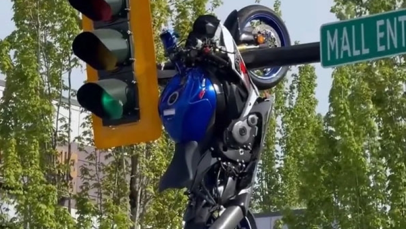 Το ζήλεψε και η AI: Suzuki GSXR «πέταξε» και κρεμάστηκε από φανάρι στον Καναδά