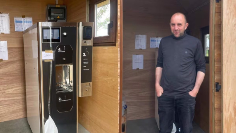 Αγρότης επαναστατεί ενάντια σε πολυεθνική και εγκαθιστά μηχάνημα αυτόματης πώλησης παγωτού: «Έχουν ήδη πλησιάσει»