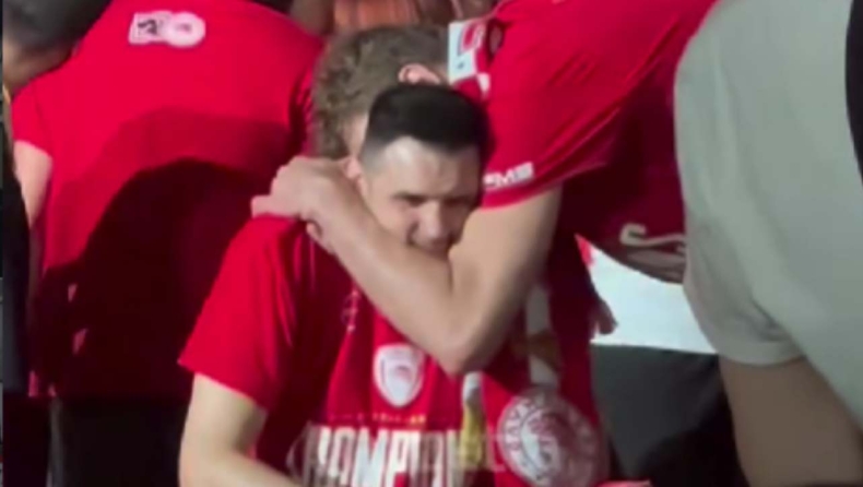 Ολυμπιακός: Το video του Gazzetta με τη συγκίνηση του Παπανικολάου μπροστά στους φίλους του Ολυμπιακού στον Πειραιά
