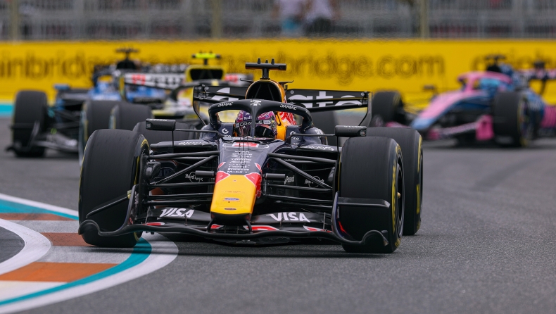 F1: Ο Φερστάπεν δεν αφήνει τη Red Bull να χαρεί
