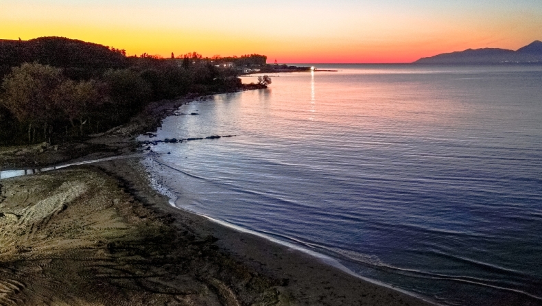 «Λάμια»: Να κοιτάς τον υγρό καθρέφτης της μέρας